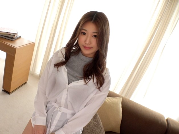 【素人】エロい乳首がピクンピクンと感じる美人カフェ店員さん…緊張しながらフェラチオ＆騎乗位腰振り…♡