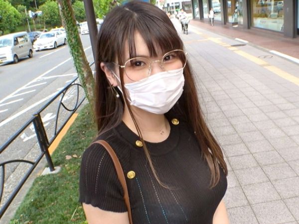 【眼鏡OLの隠れた性癖】『ダメ…でも気持ちいい…』デカ乳強調の服で街を歩く真面目そうなOLさんがナンパされ、ドMな本性を曝け出す！デカチンで膣奥を責められ、メガネの奥の瞳がトロけるほど感じまくり！
