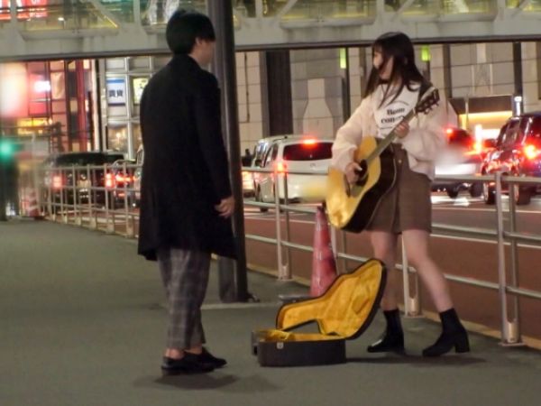 【現ナマ100万で彼氏持ちお姉さんを誘惑】路上ミュージシャンが投げ銭でゲット！ホテインで背面座位＆立ちバックで激しく乱れる！