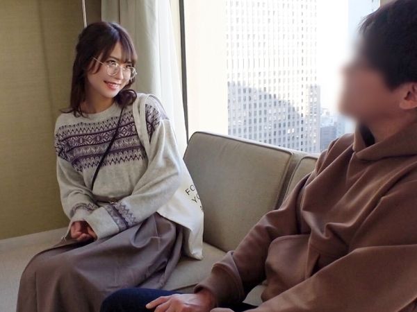 【素人ナンパ】激カワメガネ受付嬢が寂しい心を紛らわすためにナンパ男とパコりまくってしまうw細腰わし掴んでバックから犯