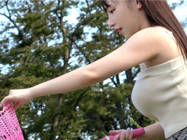 【爆乳素人美女】『すごい…揺れすぎてクラクラしちゃう…』Jカップのド迫力おっぱいを激しく揺らしながらバック、立ちバック、騎乗位でイキまくる！フェラも甘々でデカ乳を揺らしながら感じまくるエロすぎるSEX♡